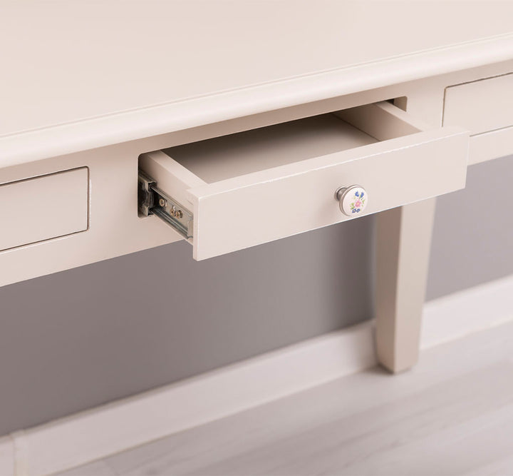 Détail d’un tiroir ouvert du bureau en pin massif, largeur 130 cm.
