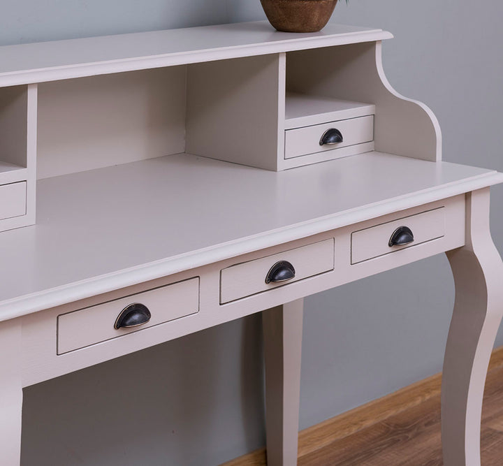 Détail du gradin supérieur avec 2 niches ouvertes sur bureau en pin massif.
