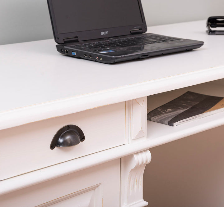 Bureau en pin massif avec 2 tiroirs et 2 portes.