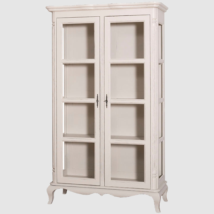 Vitrine en bois avec deux portes vitrées fermées, étagères visibles à l’intérieur, présentée de face sur fond clair.
