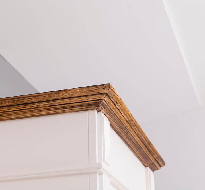 Détail corniche en bois massif effet vieilli sur meuble d’entrée blanc traditionnel