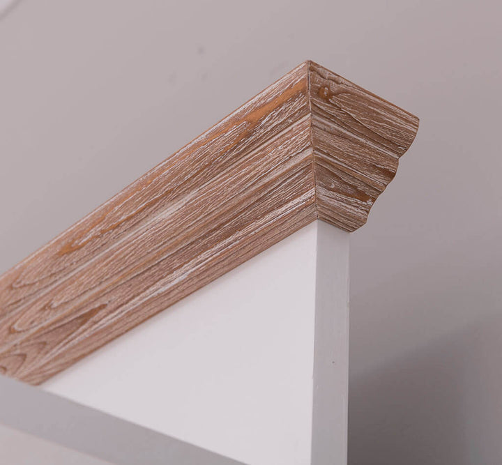 Plateau en pin massif finition bois vieilli sur banc de meuble d’entrée