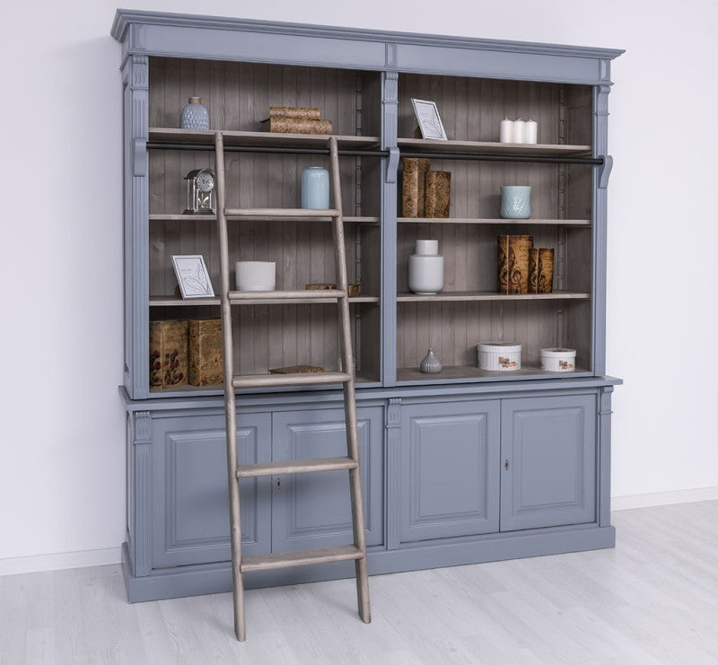 Bibliothèque en pin massif style Directoire avec étagères ouvertes et portes basses, vue d’ensemble