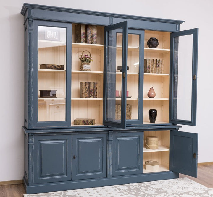 Bibliothèque en pin massif avec quatre portes vitrées en partie haute et quatre portes pleines en partie basse, intérieur clair et portes ouvertes