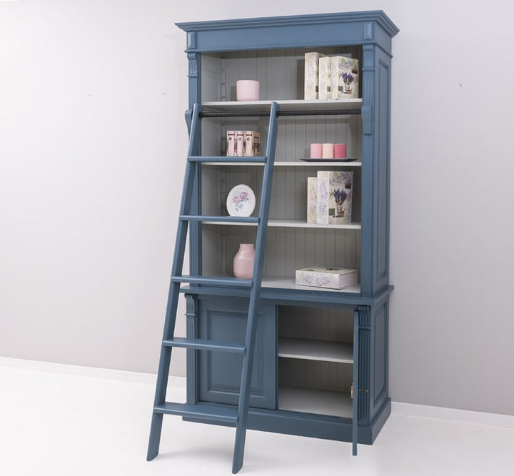 Bibliothèque en pin massif style Directoire avec étagères ouvertes, portes basses et échelle, vue de face