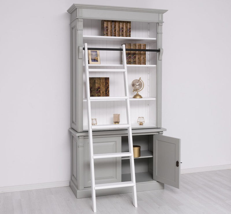 Bibliothèque en pin massif style Directoire avec porte basse ouverte et échelle