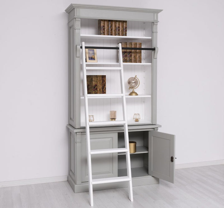 Bibliothèque en pin massif style Directoire avec porte basse ouverte et échelle