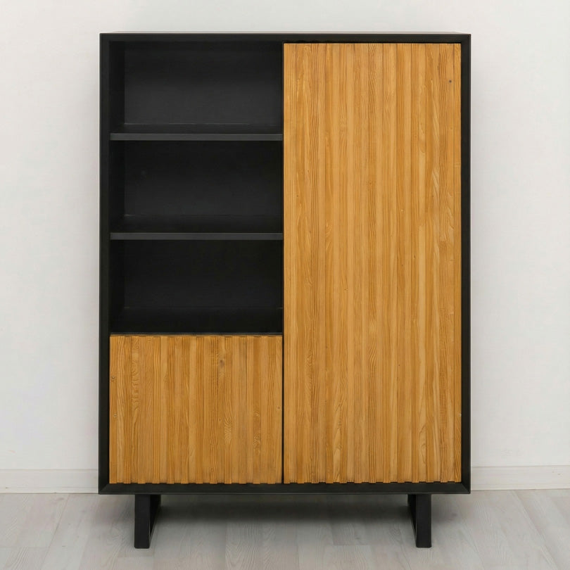 Meuble de rangement en bois avec structure ouverte et portes pleines rainurées, vue de face