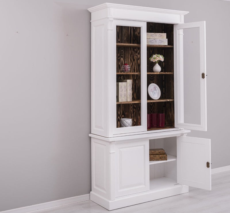Bibliothèque vitrée en pin massif style Directoire, vue de trois-quarts avec portes ouvertes