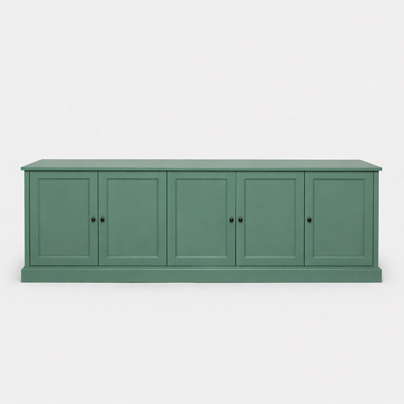 Buffet bas à portes pleines peint en vert, présenté fermé, vue de face sur fond blanc.