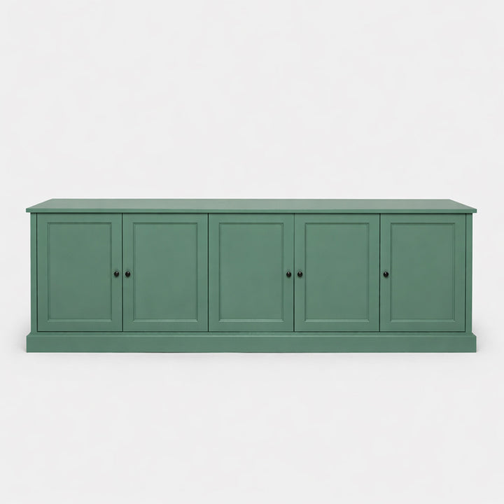 Buffet bas à portes pleines peint en vert, présenté fermé, vue de face sur fond blanc.
