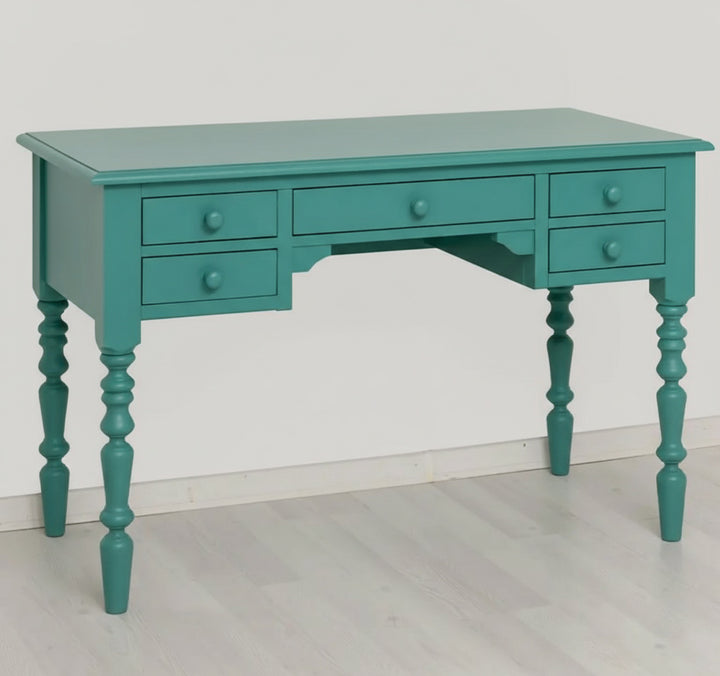 Bureau en pin massif avec 5 tiroirs et pieds tournés, largeur 130 cm, collection Tradition.
