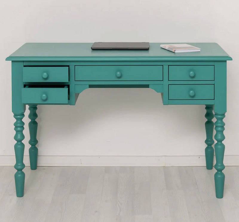 Bureau en pin massif 5 tiroirs avec tiroirs partiellement ouverts, modèle GS81.
