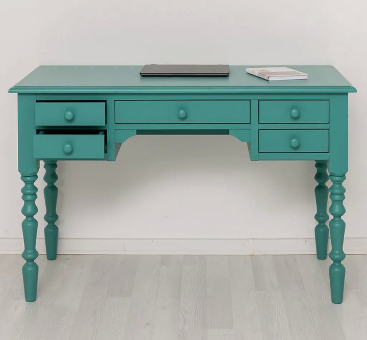 Bureau en pin massif 5 tiroirs avec tiroirs partiellement ouverts, modèle GS81.
