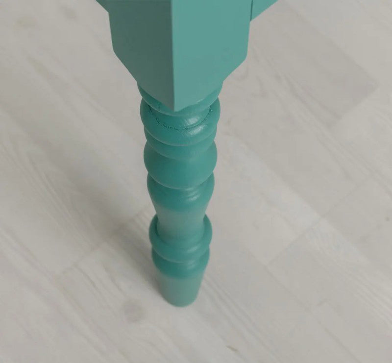 Détail pied tourné en pin massif du bureau GS81 collection Tradition.
