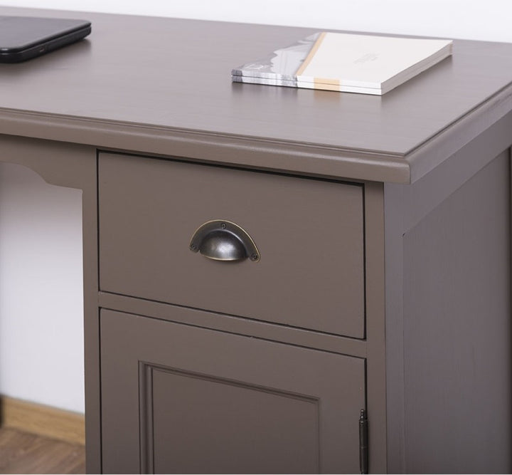 Détail du plateau et de la poignée d’un bureau en pin massif