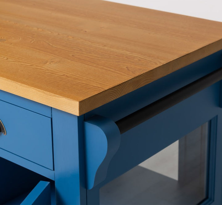 Détail du plateau en bois et de la poignée latérale d&