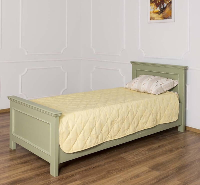 Lit en pin massif une place dans une chambre à la décoration murale classique — Le Grenier Campagnard
