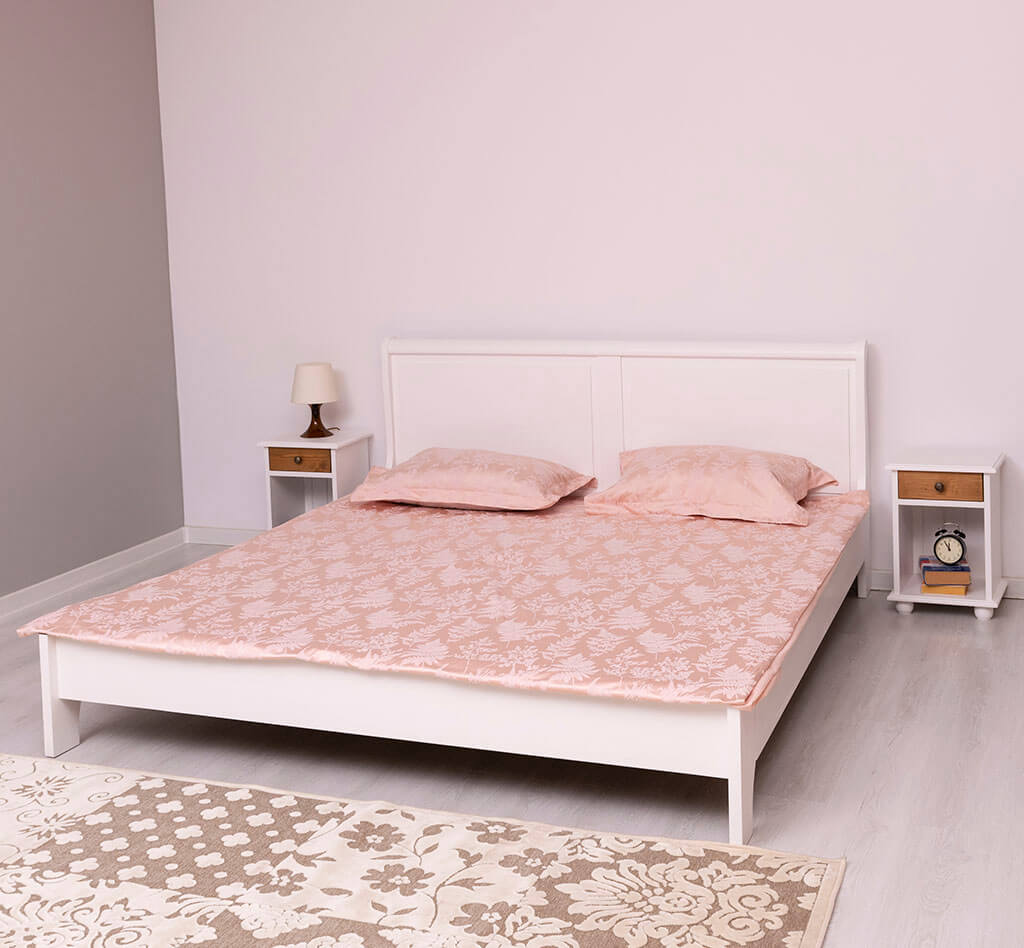 Lit double en pin massif dans une décoration de chambre — Le Grenier Campagnard