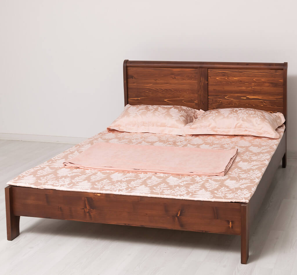 Lit double en pin massif avec linge de lit — Le Grenier Campagnard