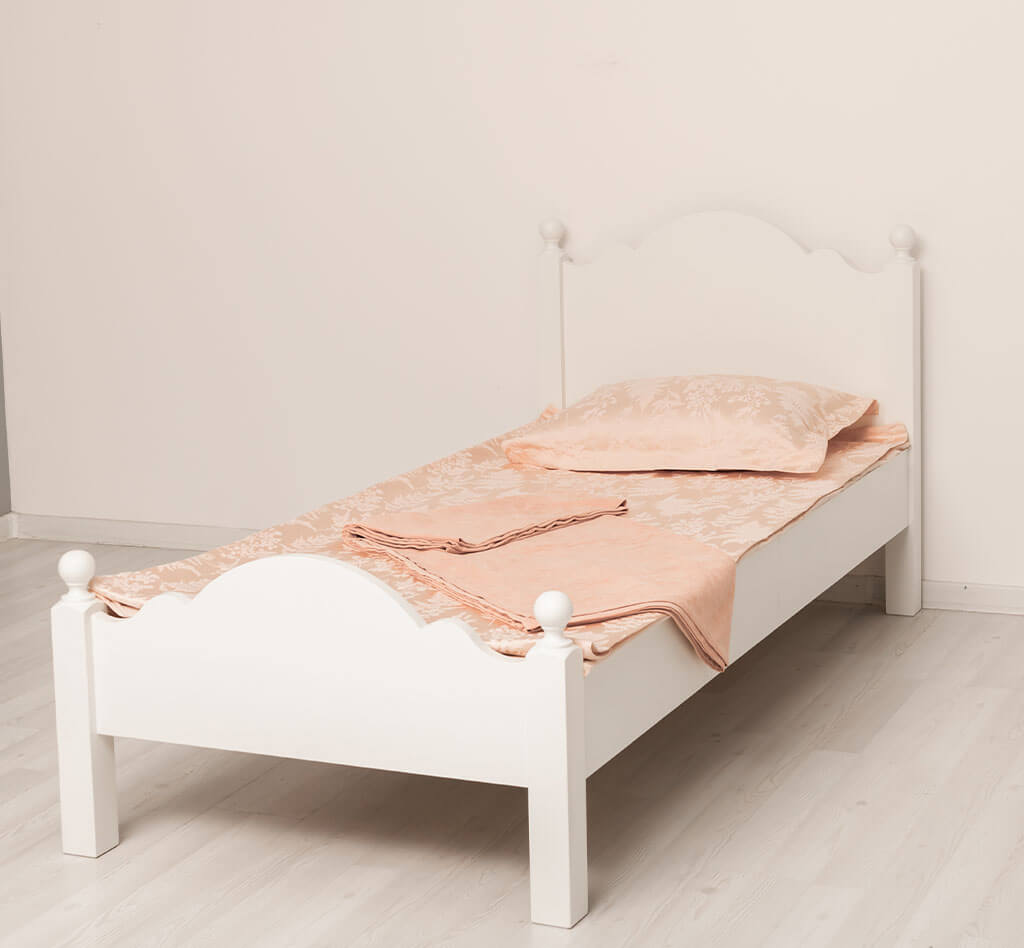 Lit en pin massif une place et parure de lit rosée — Le Grenier Campagnard