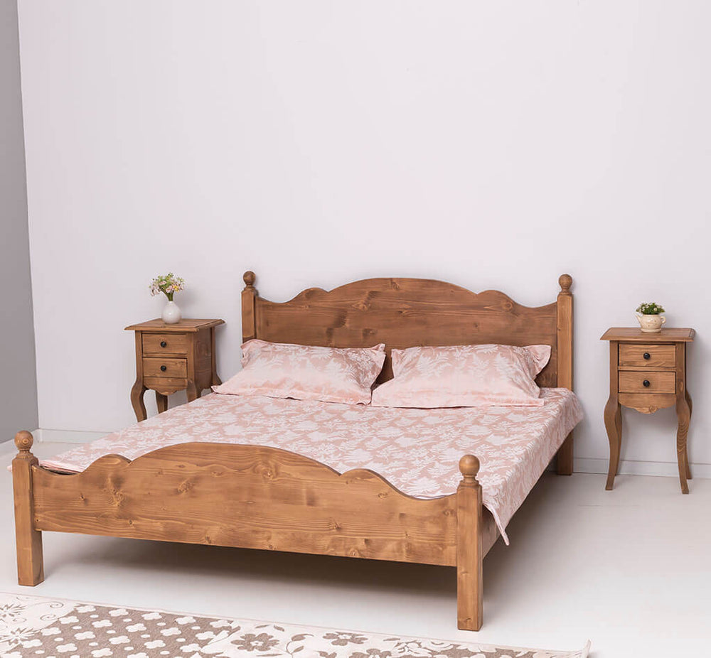 Lit en pin massif deux places avec tables de chevet assorties — Le Grenier Campagnard