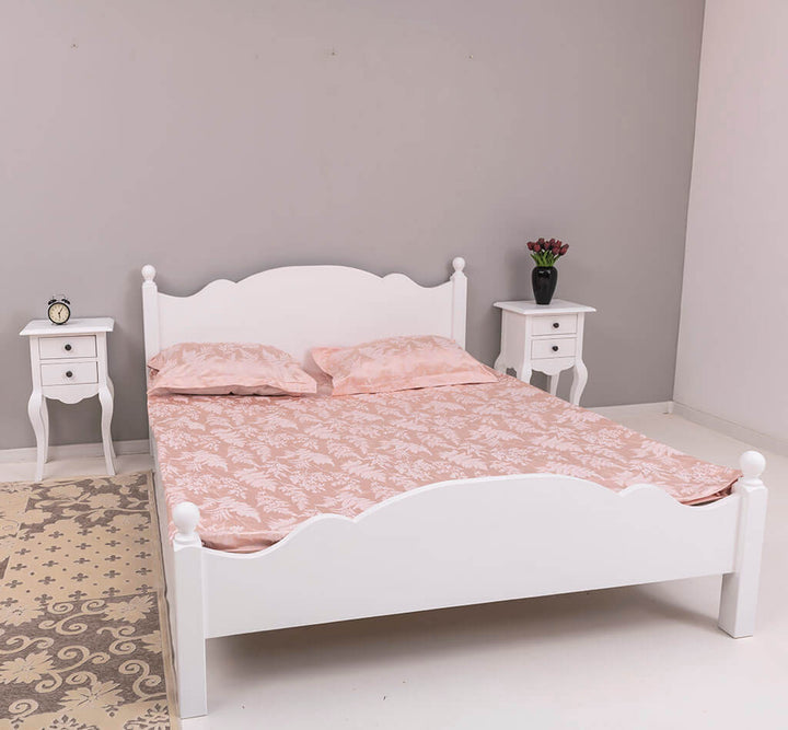 Lit en pin massif double dans une chambre avec décoration — Le Grenier Campagnard