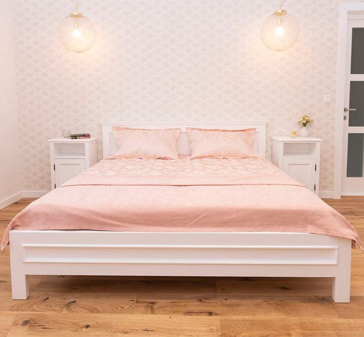 Lit en pin massif en situation dans une chambre avec tables de chevet assorties — Le Grenier Campagnard