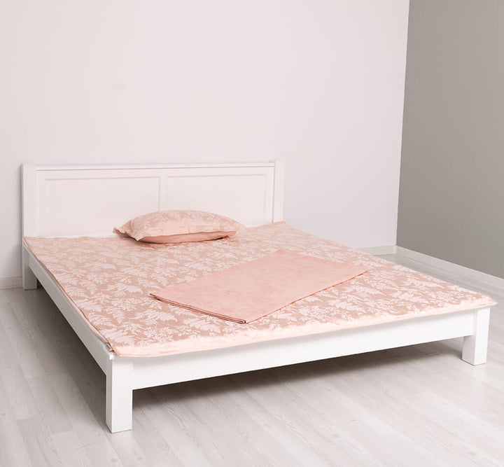 Lit en pin massif avec literie rose vue de trois-quarts — Le Grenier Campagnard