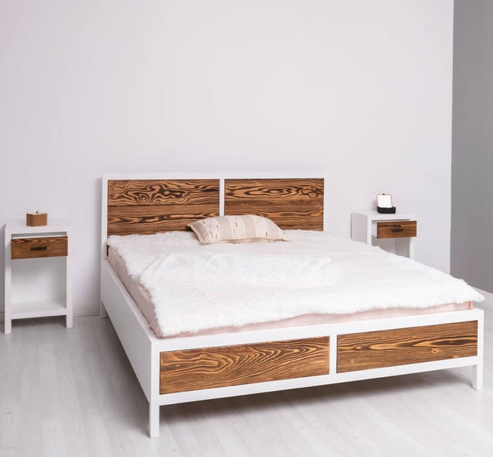 Lit en pin massif avec chevets assortis dans une chambre — Le Grenier Campagnard