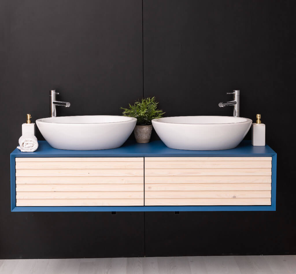 Meuble double vasque en pin massif suspendu dans une salle de bain moderne — Le Grenier Campagnard