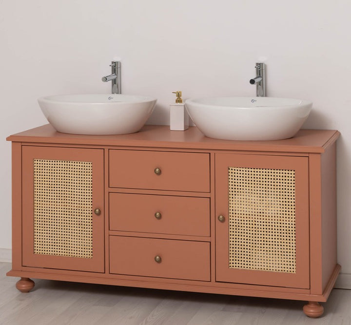 Meuble double vasque en pin massif fermé avec portes en cannage de face — Le Grenier Campagnard