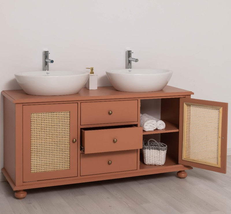 Meuble double vasque en pin massif avec portes en cannage et tiroirs ouverts — Le Grenier Campagnard