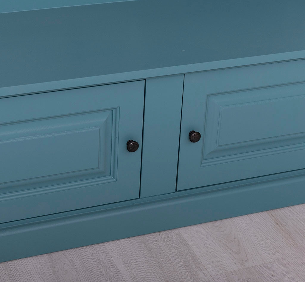 Détail des portes avec moulures et boutons d&