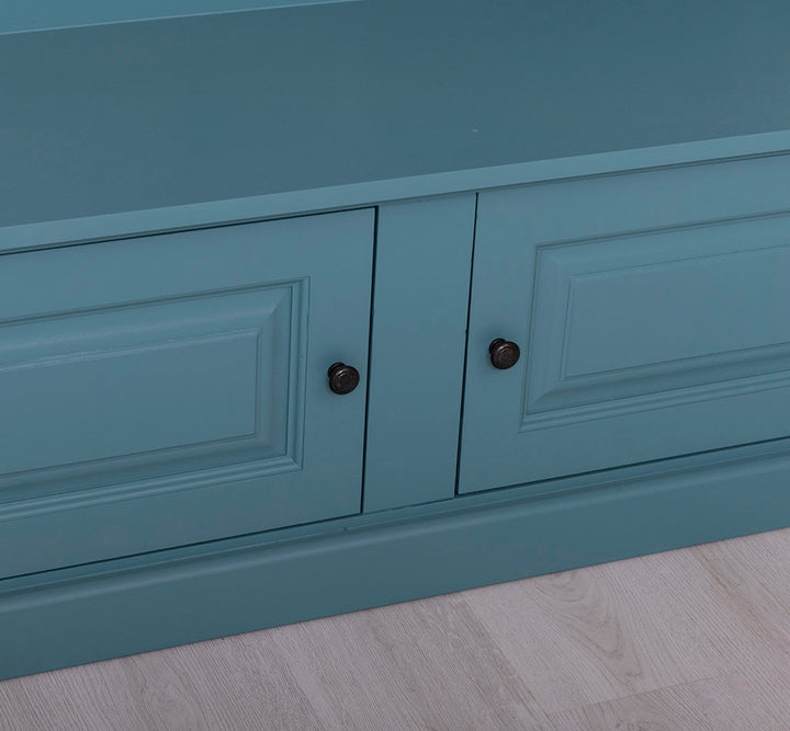 Détail des portes avec moulures et boutons d&