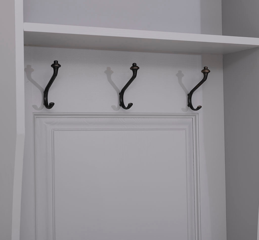 Détail des patères en métal d&