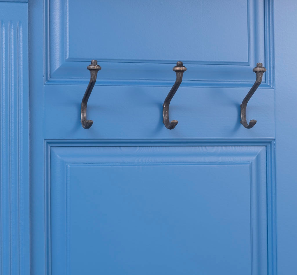 Détail des patères en métal sur un meuble d&