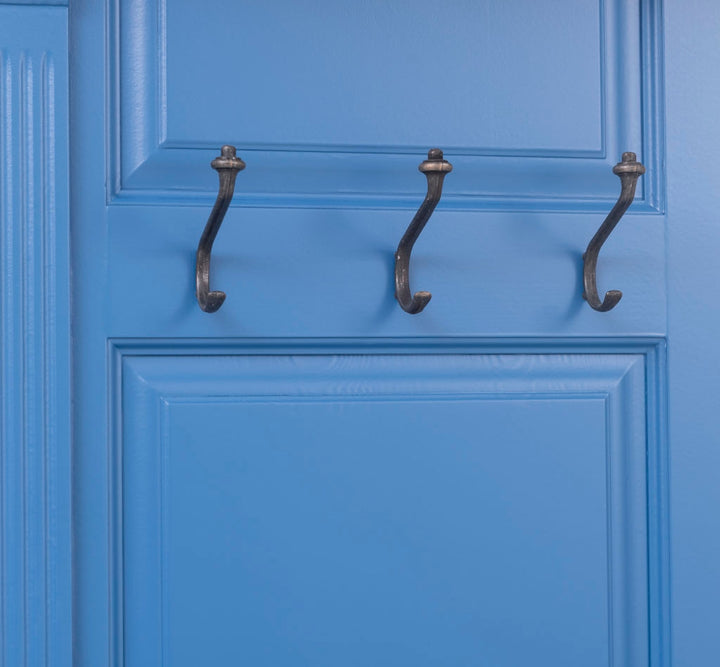 Détail des patères en métal sur un meuble d&