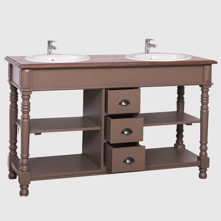 Meuble sous-vasque double en bois coloris brun taupe avec pieds tournés et trois tiroirs de rangement centraux sur fond neutre.