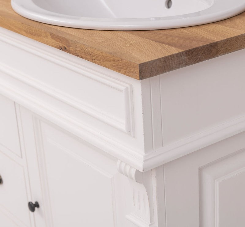 détail du plateau en chêne naturel sur meuble de salle de bain en pin massif blanc