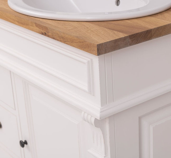 détail du plateau en chêne naturel sur meuble de salle de bain en pin massif blanc