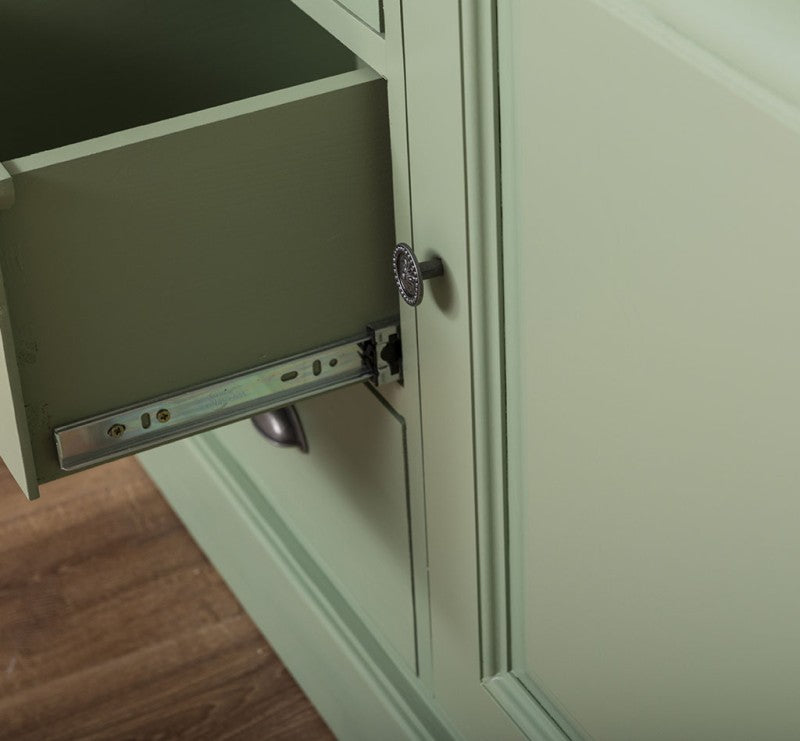 détail de tiroir coulissant sur meuble de salle de bain en pin massif peint vert