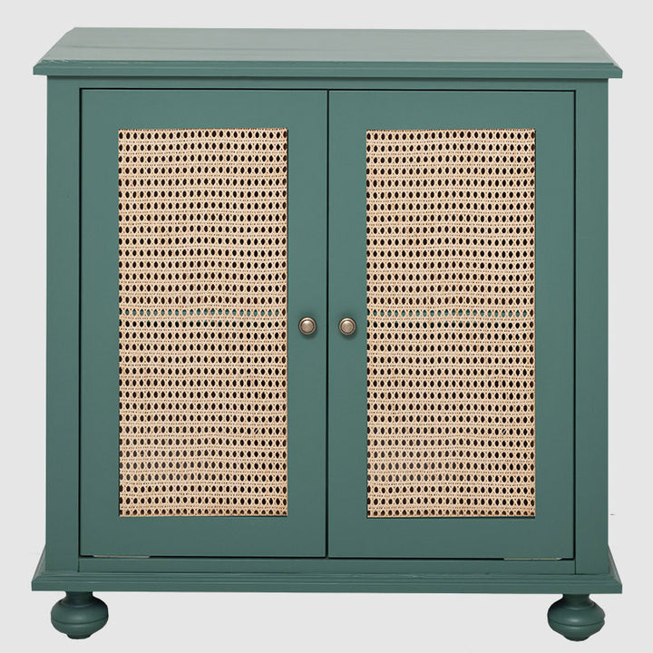 meuble sous vasque en pin massif avec portes en cannage sur pieds vu de face sur fond neutre