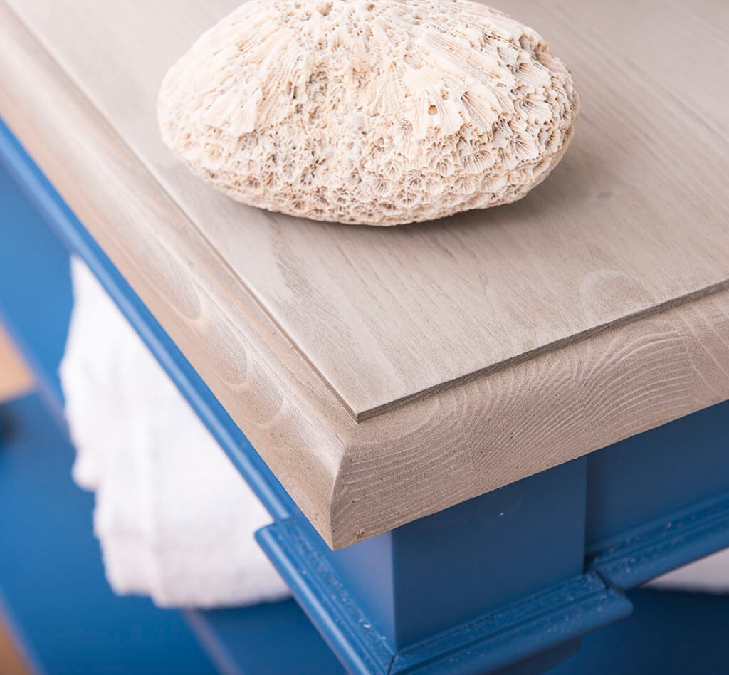 Zoom sur la finition du bois et le rebord du plateau d&