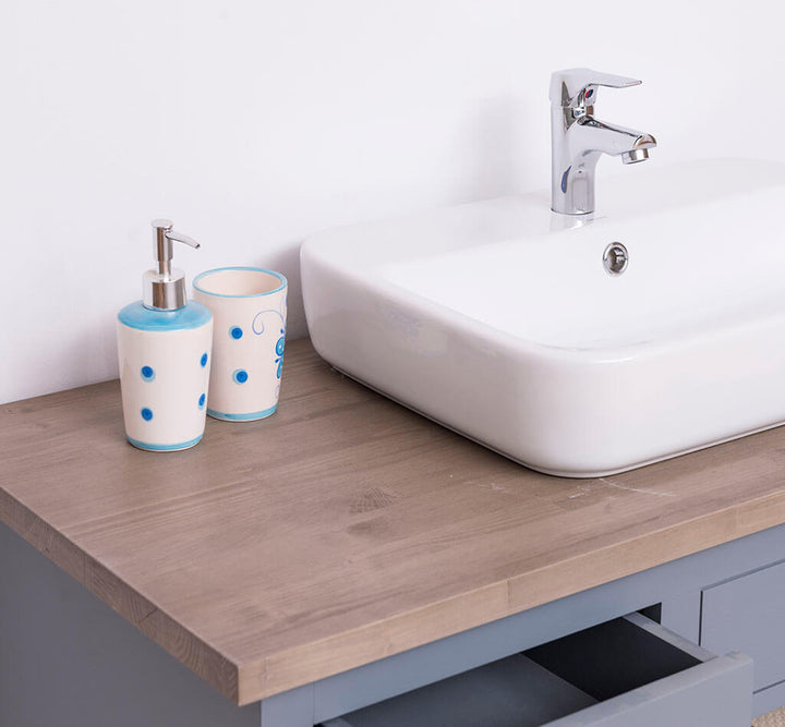 Meuble sous vasque en pin massif detail de la vasque et accessoires — Le Grenier Campagnard