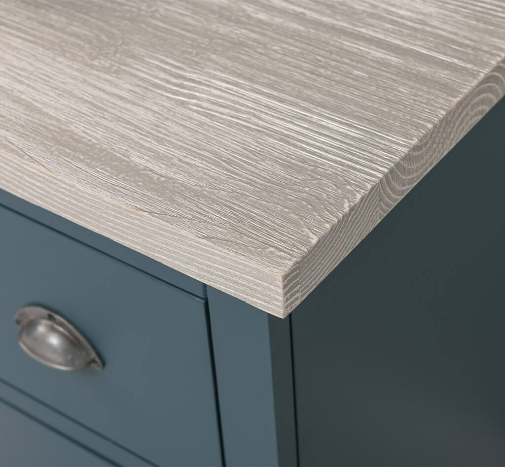"Meuble sous vasque en pin massif détail du plateau angle et texture du bois — Le Grenier Campagnard"