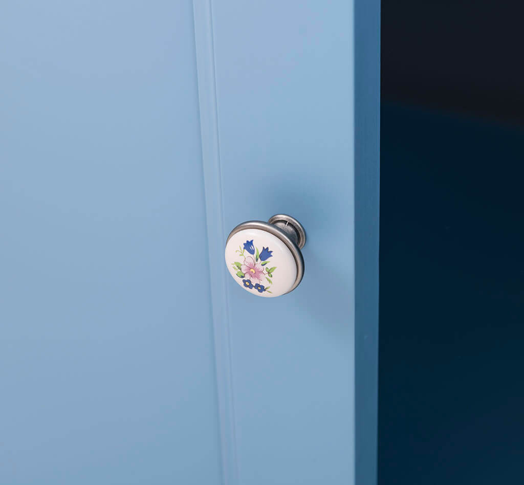 Détail du bouton de porte en céramique avec motif floral — Le Grenier Campagnard