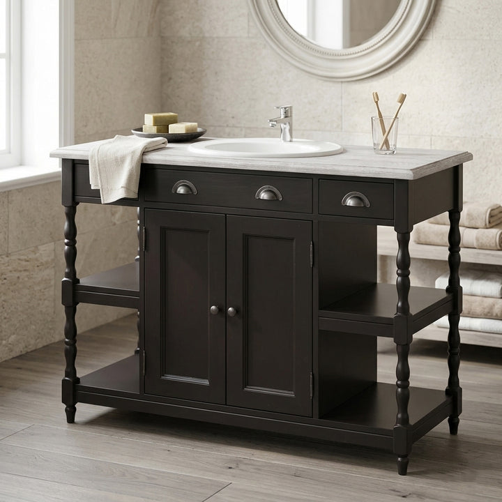 Meuble vasque de salle de bain noir avec plateau en bois clair et étagères latérales dans une ambiance rustique.