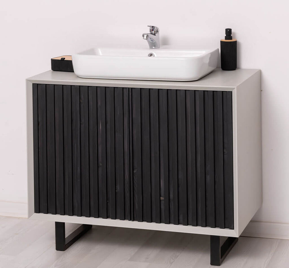 Meuble vasque en pin massif avec accessoires de salle de bain — Le Grenier Campagnard