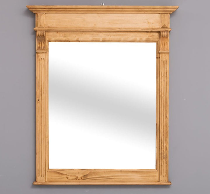 Miroir de style Directoire en bois naturel avec corniche à fronton et colonnes cannelées sur les côtés.